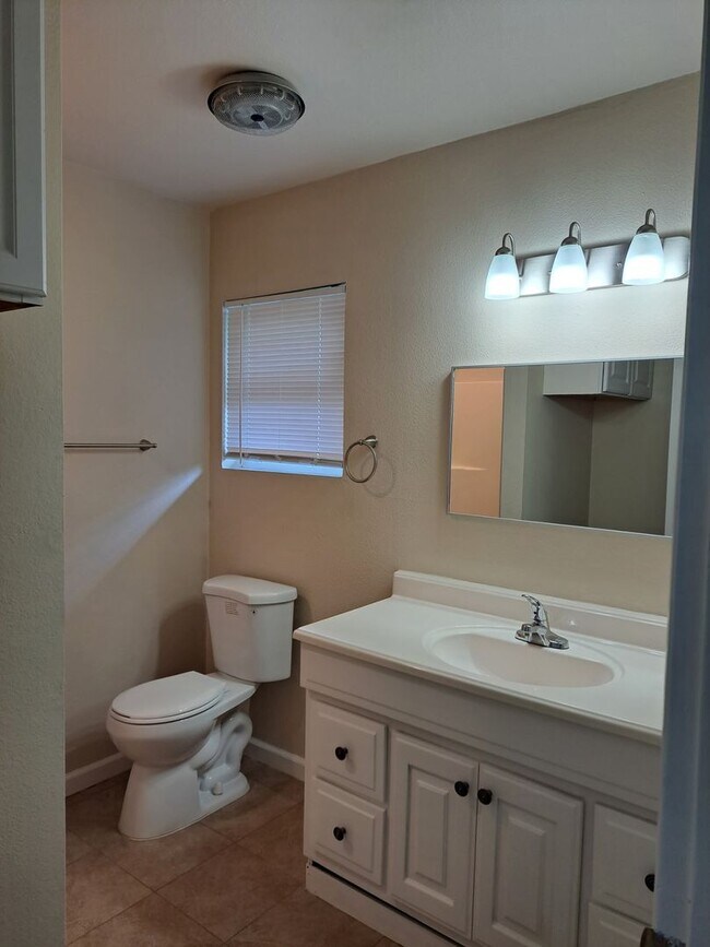 Building Photo - 1835 Carmona Ave