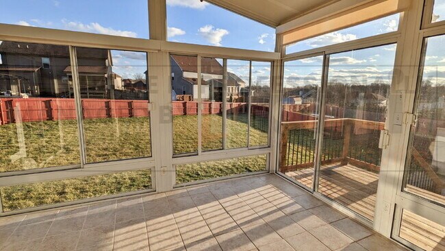 Building Photo - 2780 Cascade Dr