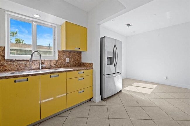 Building Photo - 2444 Plunkett St