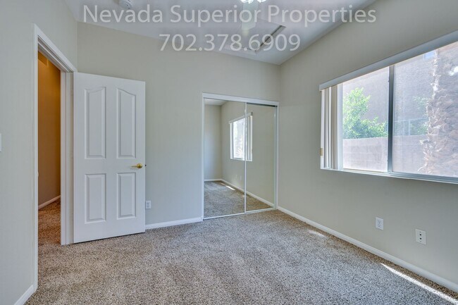 Building Photo - SE Single Story 3 Bedroom Home!!! Low Main...