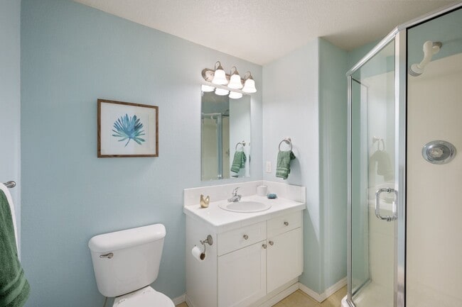 Building Photo - Spacious Cathedral Park Townhouse with Private Yard & Garage