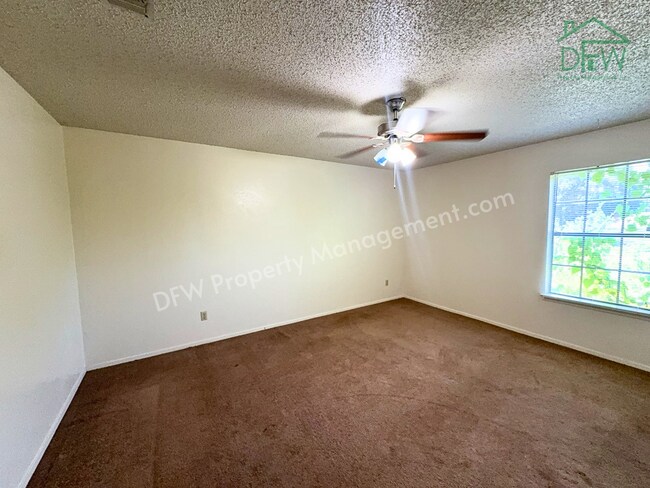 Building Photo - Spacious 3-Bedroom Home for Lease with Large Fenced Backyard in Quiet Benbrook Neighborhood