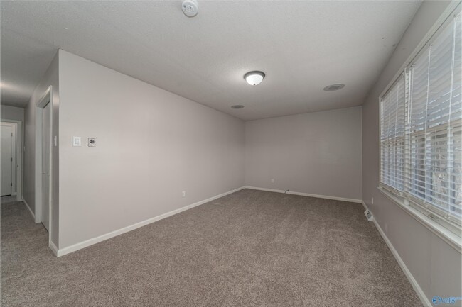 Building Photo - 625 Versailles Dr SE