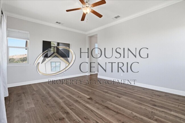 Building Photo - Executive Gated Rental with Stunning Views & Solar!