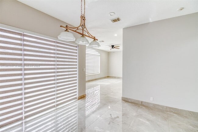 Building Photo - 3810 SW 51st St