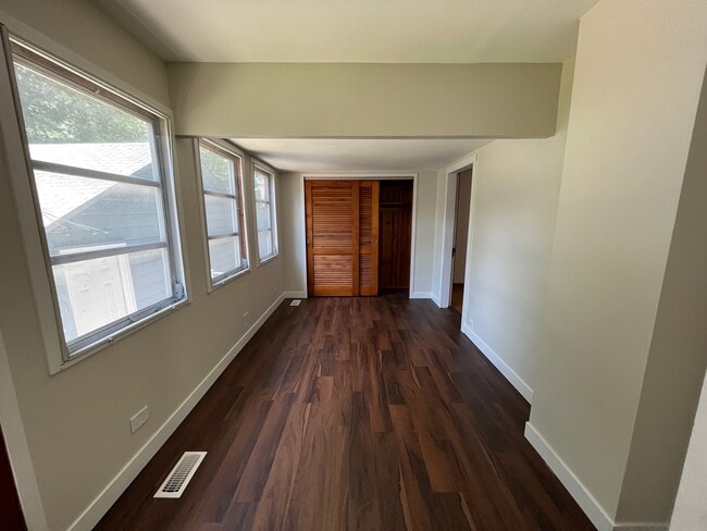 Building Photo - 3063 Sunset Dr - A