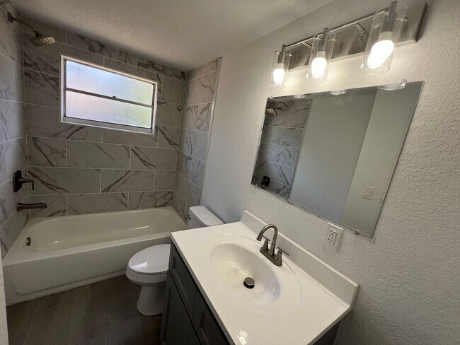 Building Photo - 9406 Goldenrod Rd