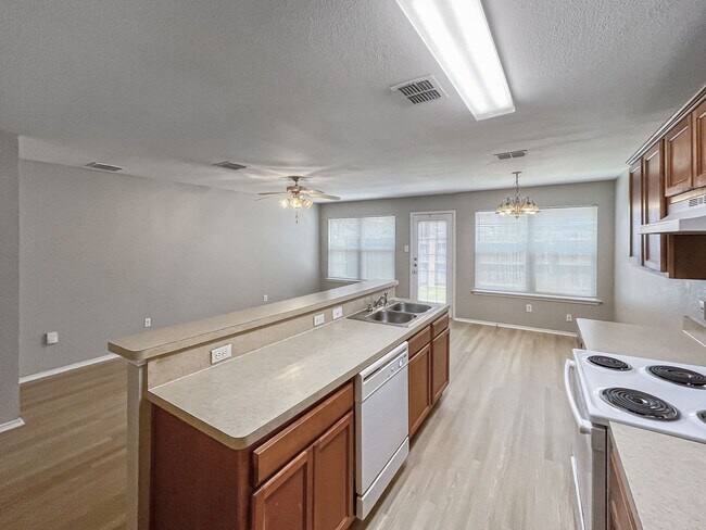 Building Photo - 2325 Kingsway Dr