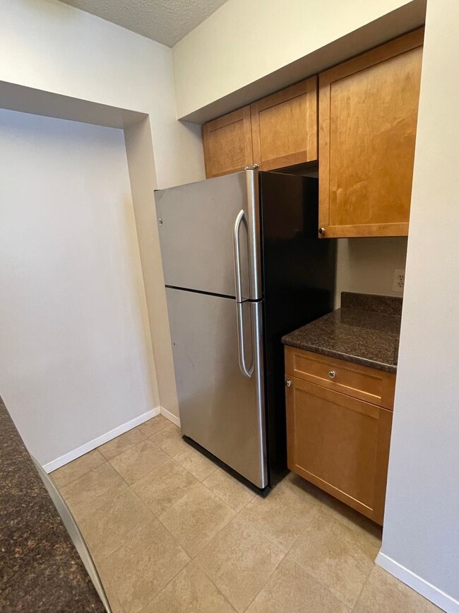 Building Photo - Large 2 Bedroom/1 Bath WITH PARKING