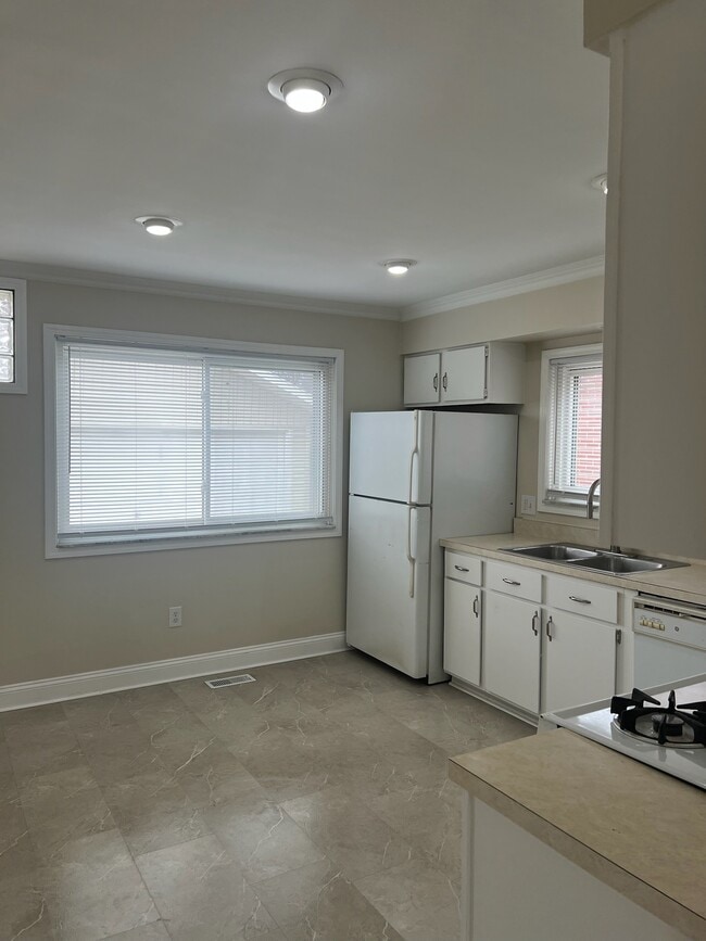 Building Photo - 16621 Wilson Ave