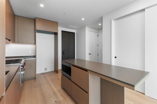 Building Photo - 610 Davis St