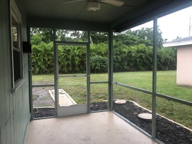 Building Photo - 2 Bedroom 1 Bath Duplex In Cape Coral