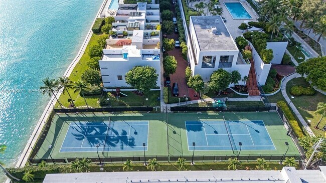 Building Photo - 1000 Venetian Way