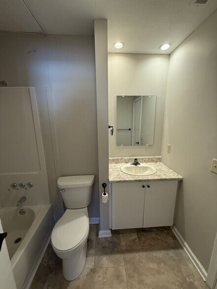 Building Photo - 6915 Salge Dr