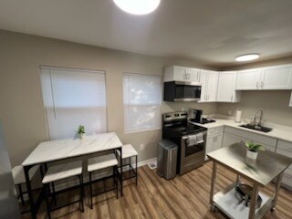 Building Photo - Beautiful Renovated Townhouse-Fully Furnis...