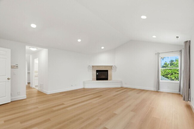 Building Photo - Gorgeous 5-Bedroom Los Gatos Home
