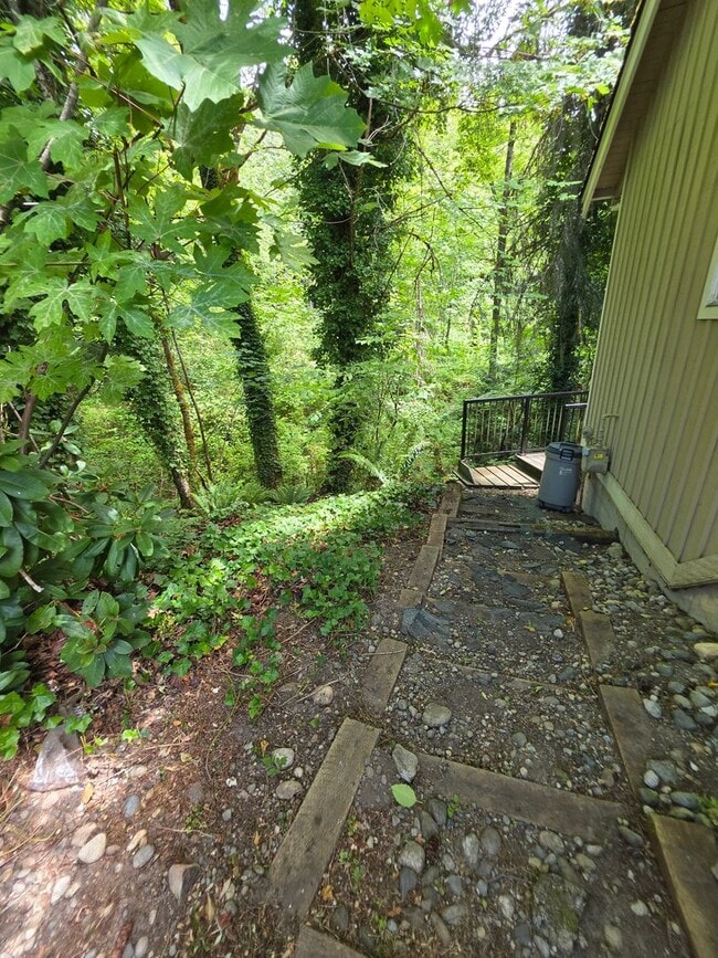 Building Photo - Lovely 4 bedroom Somerset Home in Private Wooded Setting