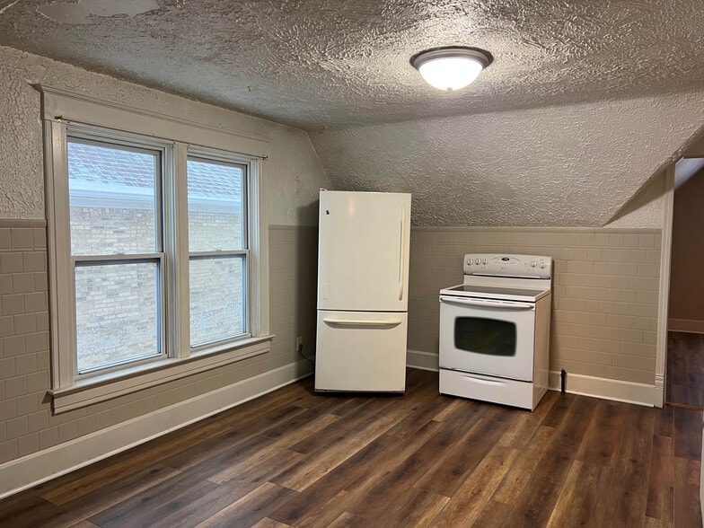 Building Photo - 610 N Wisconsin St