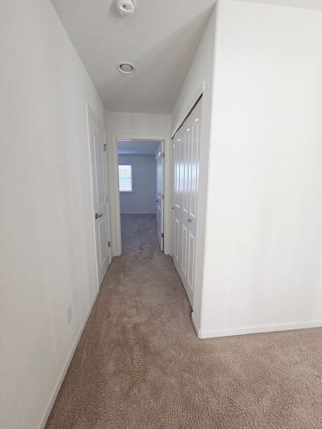 Building Photo - Cute Spacious Townhome in Prime Location – Available Now!