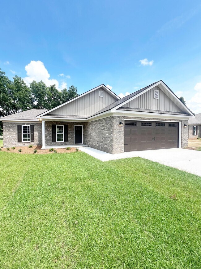 Primary Photo - 207 Silverthorn Dr