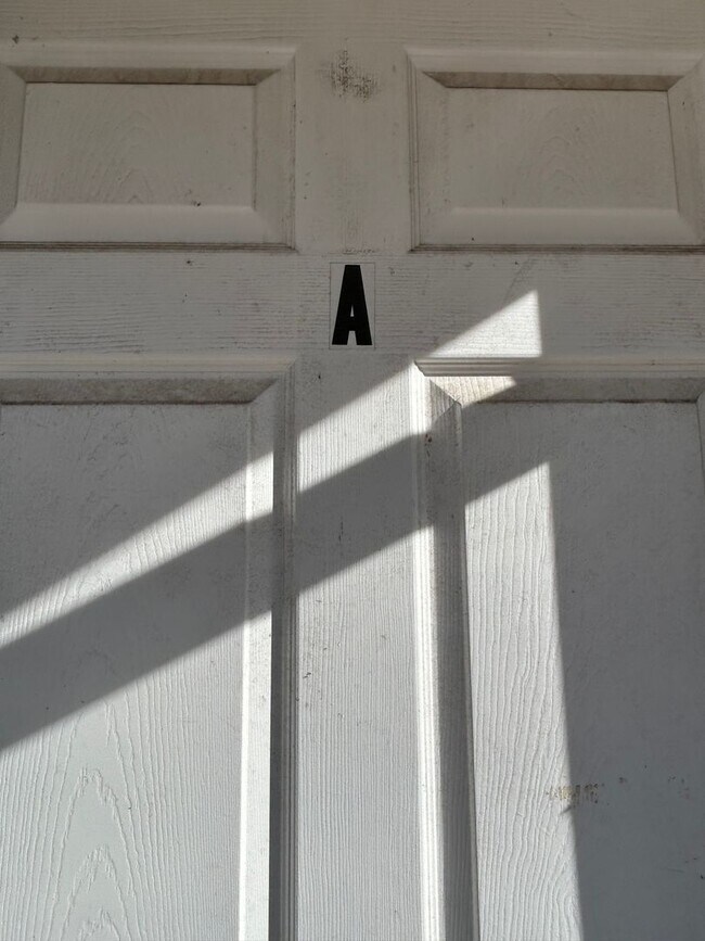 Building Photo - 208 W 1st St