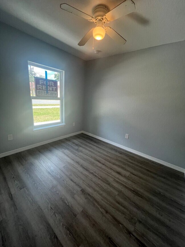 Building Photo - GORGEOUS 4BR/1BA Zephyrhills