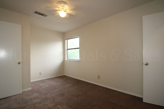 Building Photo - Check Out This Home!