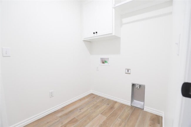 Building Photo - 8201 Mountain Oak Dr