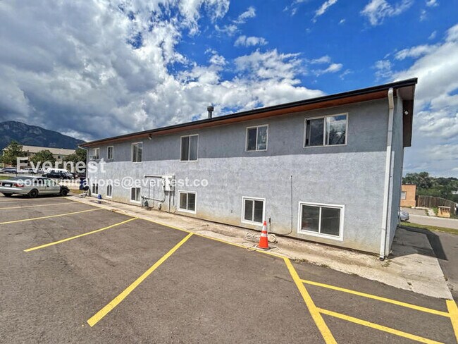 Building Photo - 1709 Hampton S