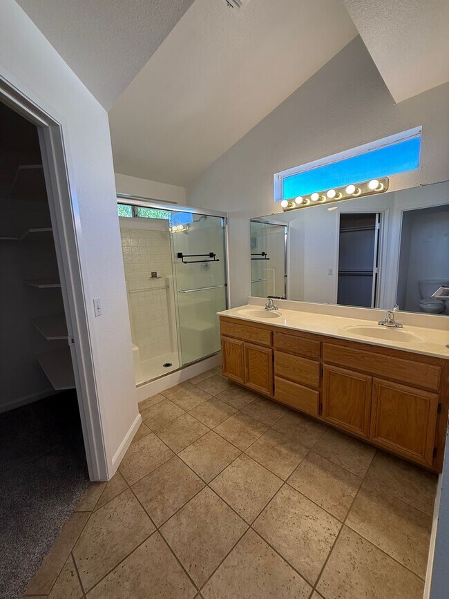 Building Photo - 4 bed 2.5 bath 2 story home available now!