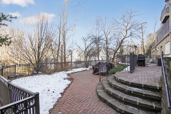 Building Photo - 934 W Huron St