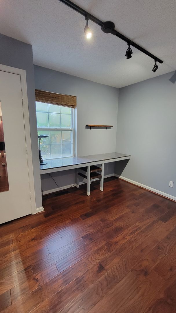 Building Photo - Beautifully Maintained Townhome in Downtow...