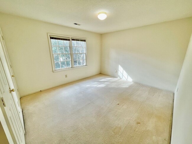 Building Photo - 3 Bed 2.5 Bath Beautiful Home Located North West Greensboro!