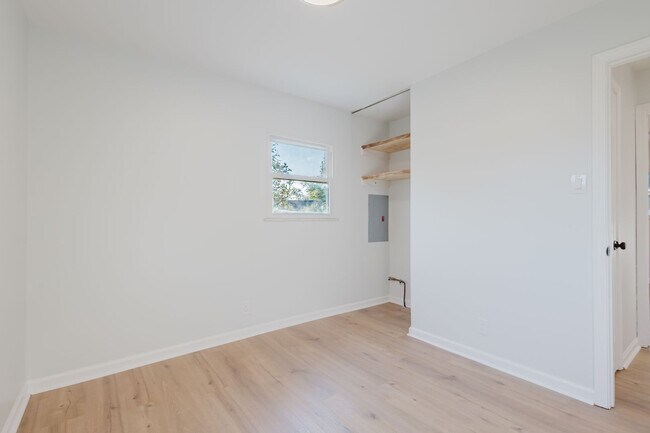 Building Photo - Completely Renovated House in the Holiday Hills Subdivision   251125