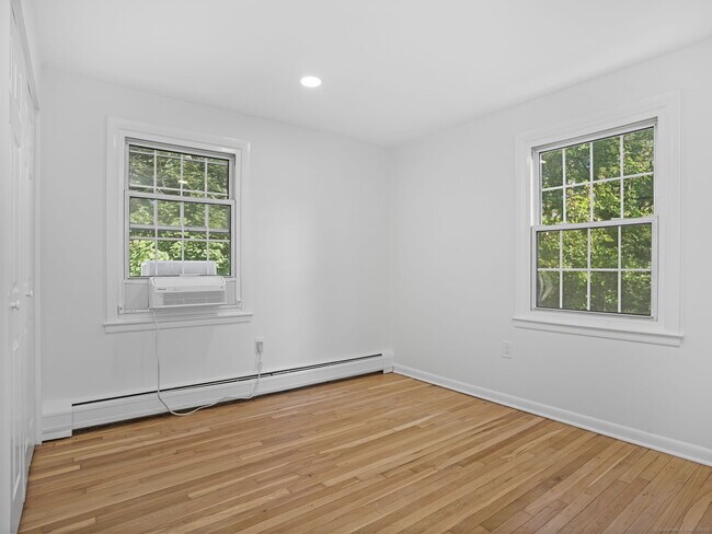 Building Photo - 240 Sunnyridge Ave