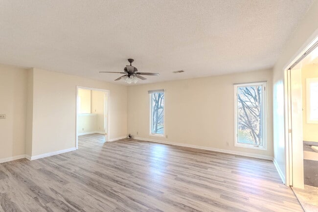 Building Photo - River View, Very Private Home!