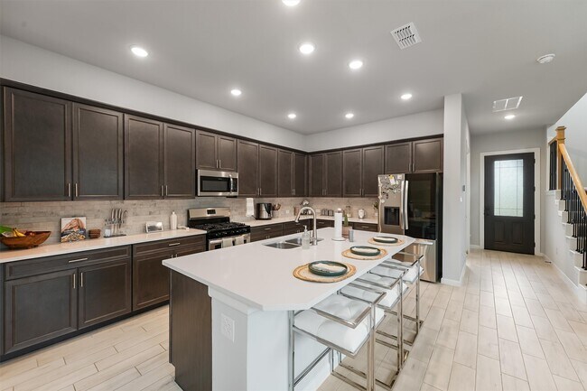 Building Photo - 1550 Park Path Dr