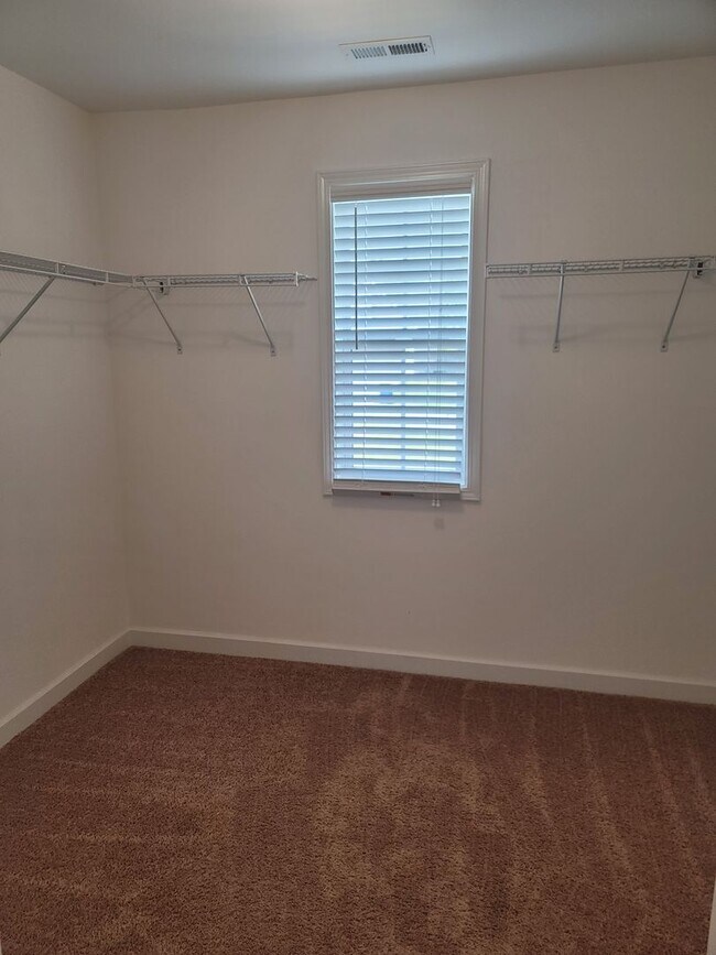 Building Photo - Beautiful 2 Story Home Located Outside of Fayetteville and Fort Bragg!