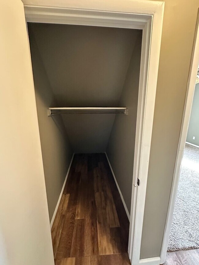 Building Photo - 820 York St