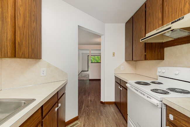 Building Photo - 2- Bedroom Duplex- Only $1100/Month!