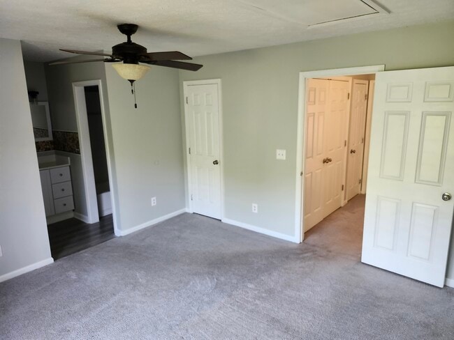 Building Photo - 203 Oak Hollow Ct