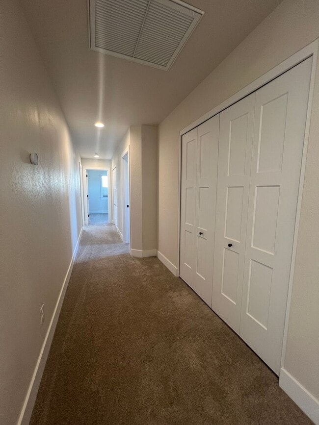 Building Photo - Charming three bedroom townhouse in the heart of Talent! | Available Mid May