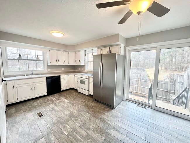 Building Photo - 83 Derryfield Ct