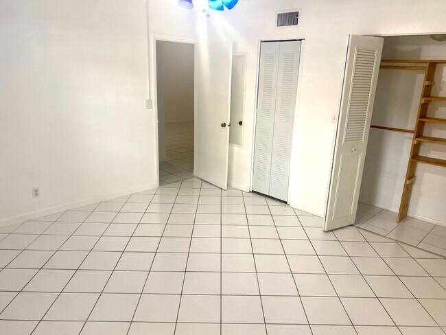 Building Photo - 1407 NE 56th St