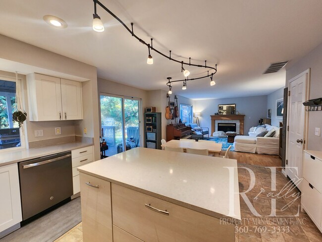 Building Photo - Elegant Silverdale Home with Private Backy...