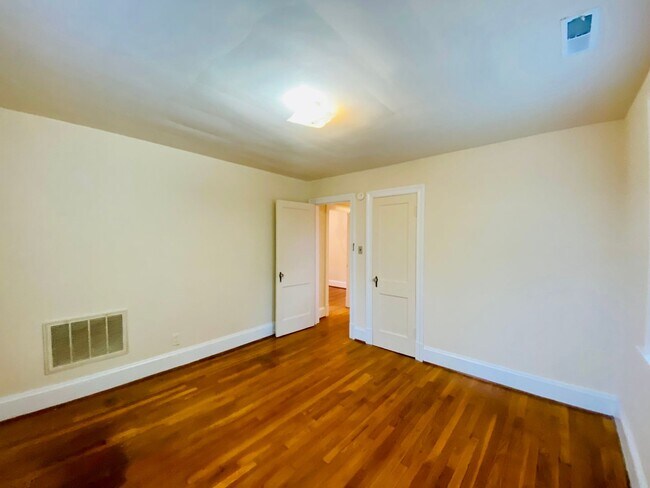 Building Photo - 4208 Fitzhugh Ave
