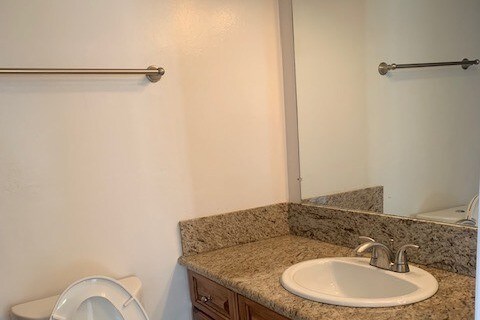Building Photo - 1525 N Kenmore Ave