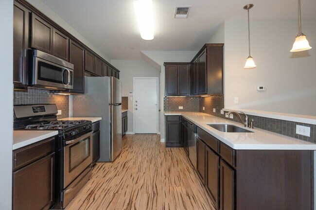 Building Photo - 1620 Bryant Dr