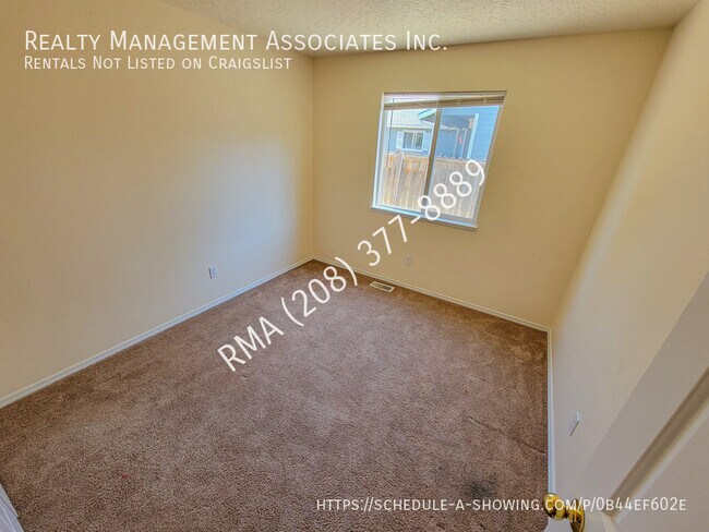 Building Photo - 625 N Mineral Wells Ave