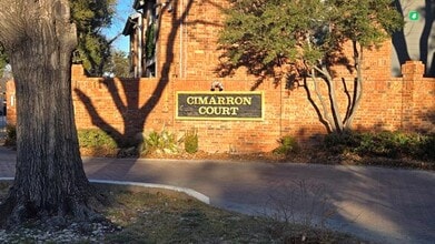 Building Photo - 18333 Roehampton Dr